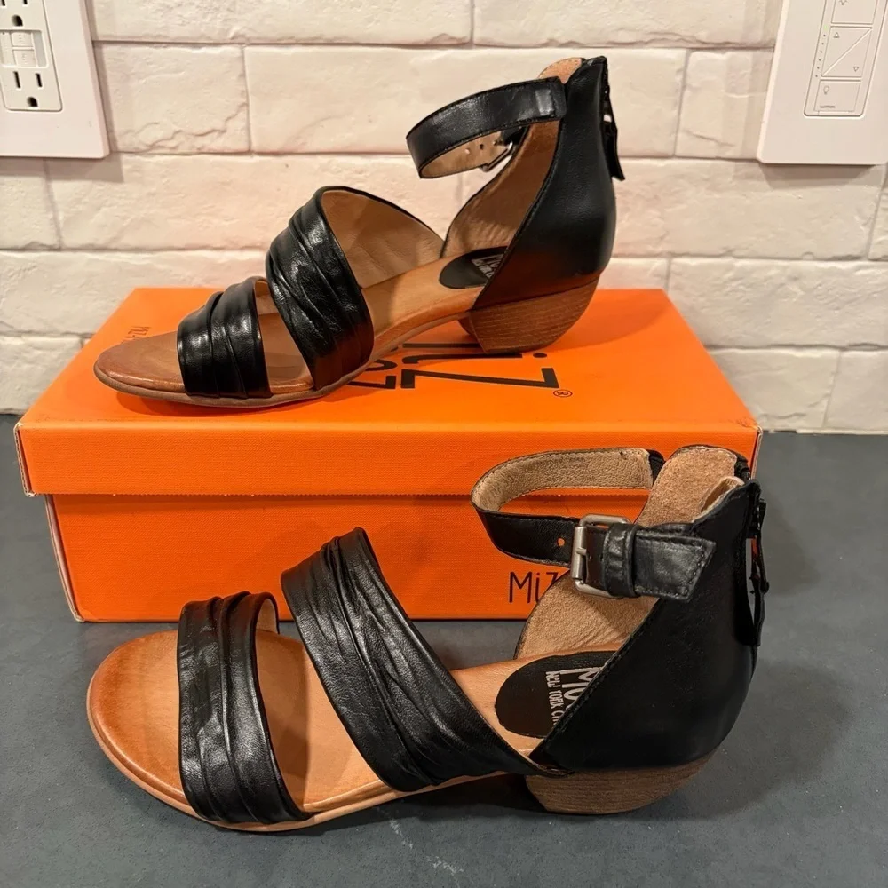 NIB Miz Mooz sz 39 US 9 wide Cassie black leather sandals